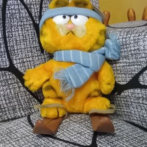 Garfield Sking with skis